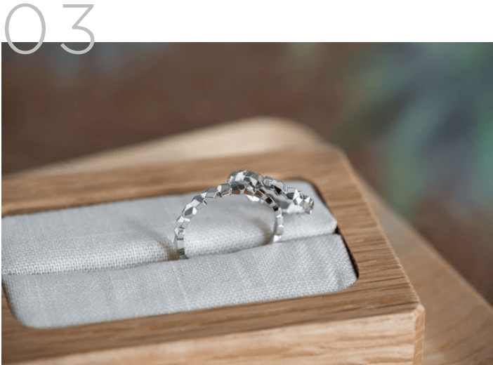 シンプルで温かみのあるデザインが豊富で、男性用も女性用も多種多様！