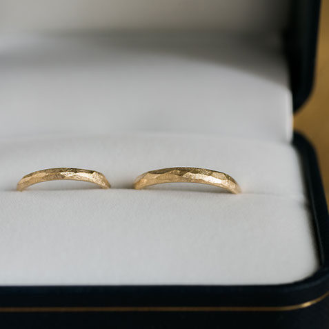 リングケースに入れたK18イエローゴールドの結婚指輪を正面から見たペアショット。