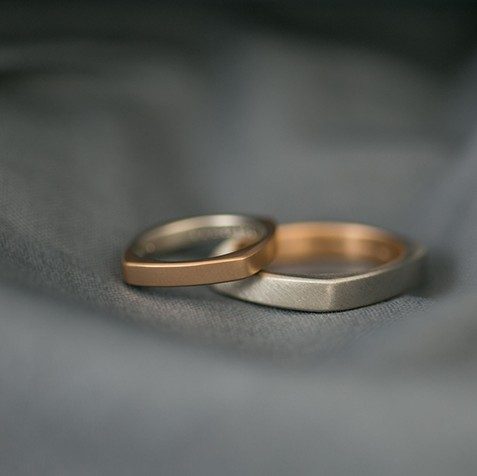 プラチナ950とK18ピンクゴールドの2素材を使用した結婚指輪のペアショット。