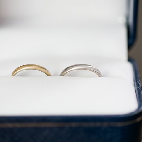 リングケースに並ぶ結婚指輪を正面から見ると素材は違うもののお揃い感が伝わります。
