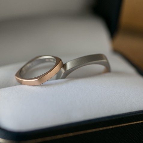 ジュエリーケースに納めたプラチナ950とK18ピンクゴールドを使用した四角い結婚指輪