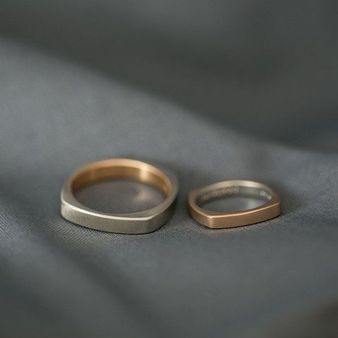 プラチナ950とK18ピンクゴールドの2素材を使用した結婚指輪を上の角度から撮影したペアショット。