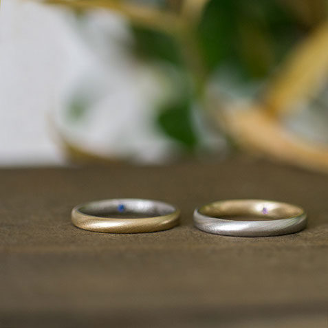 プラチナ950とK18イエローゴールドのコンビネーションでおつくりした結婚指輪を並べて見ました