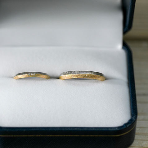 リングケースに納めたコンビネーションの結婚指輪。プラチナ950とK18イエローゴールドを使用し、表面にはダイヤモンド加工を施しました。